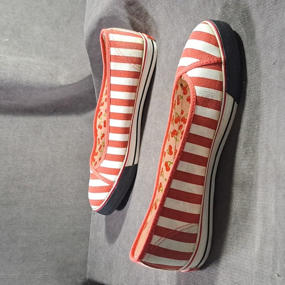 Underground Red White Striped Cherry Canvas Slip On Sneakers NWOT- UK 6 US 10 - Picture 10 of 16